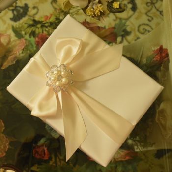 Gift Wrapping with bow Rhinestone Brooch