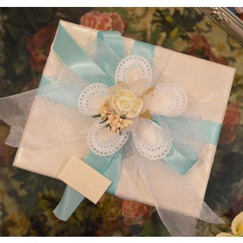 Gift wrapping with Confetti flower (Favor Tag shown sold separately)